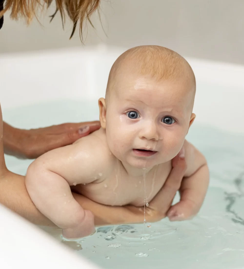 close-up-baby-with-blue-eyes-bathtub_11_11zon